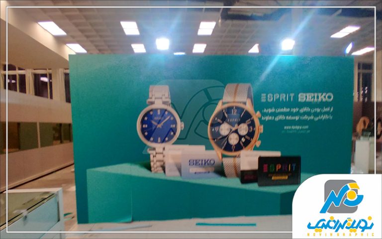 نصب استیکر روی دیوار