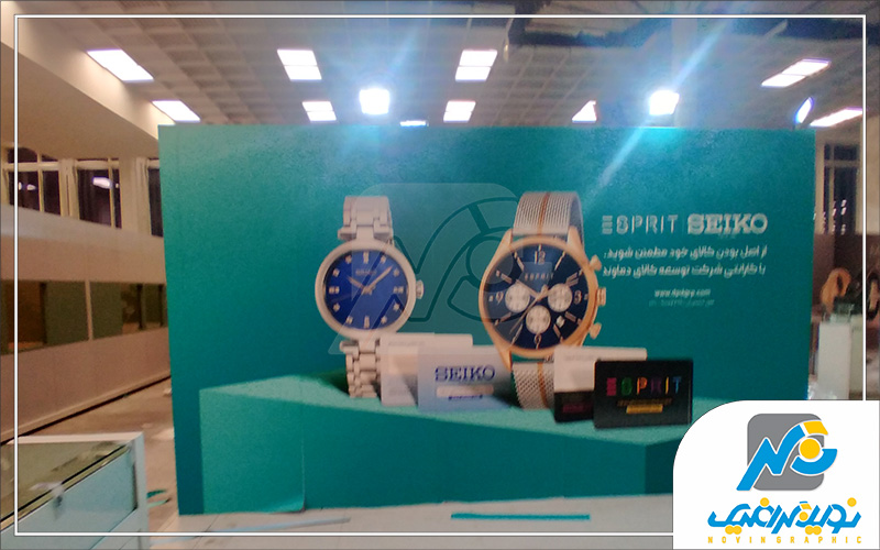 نصب استیکر روی دیوار